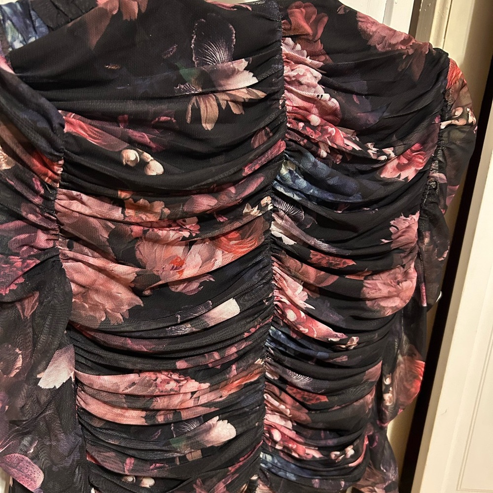 Express Ruched Floral Top - Picture 3 of 4